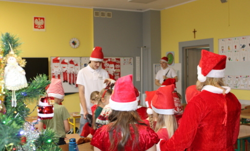 Zdjęcie do Słodkie Mikołajki &ndash; akcja Młodzieżowej Rady Miejskiej pełna uśmiechu i życzliwości