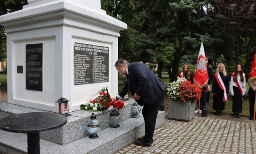 Zdjęcie do Mieszkańcy Kowalewa Pomorskiego oddali hołd bohaterom w 87. rocznicę wybuchu II Wojny Światowej