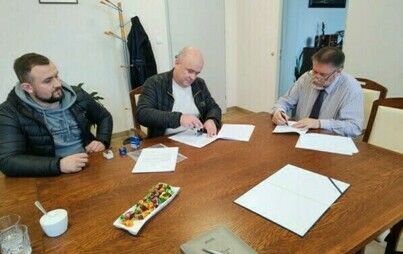Zdjęcie do Podpisanie umowy na  &quot;Budowę linii elektroenergetycznej kablowej do zasilania istniejących opraw LED w m. Sierakowo&quot;