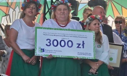 Zdjęcie do II miejsce Koła Gospodyń Wiejskich Sierakowo na Dożynkach Wojew&oacute;dztwa Kujawsko  - Pomorskiego i Diecezji Płockiej za Najładniejszy Wsp&oacute;łczesny Wieniec